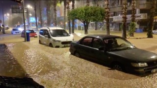Kumlucada sel: Evleri su bastı, araçlar zarar gördü