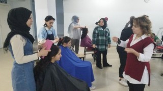 Kursiyerler yaptıkları saç bakımıyla öğrencileri sevindirdi