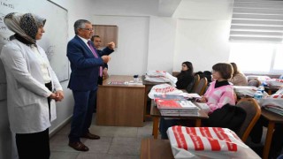 Kursiyerlere ücretsiz kitap dağıtıldı