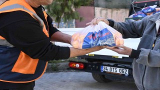 Kuşadası Belediyesi 1 haftada 5 ton mandalinayı ihtiyaç sahiplerine ulaştırdı