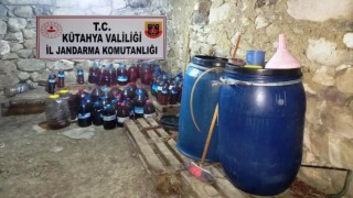 Kütahyada bin 76 litre el yapımı kaçak içki ele geçirildi