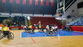 Lise öğrencileri tekerlekli sandalye ile basketbol maçı oynadı
