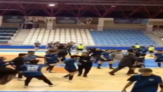 Liseli öğrenciler maçta birbirine girdi, kavgaya polis müdahale etti