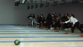 Liseliler bowlingle stres atıyor