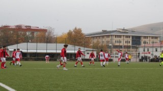 Liseliler futbol turnuvasının finaline süper lig maçına çıkar gibi çıktılar o anlar yüzlerde tebessüm oluşturdu