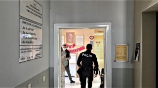 Magandaların silahından çıkan kurşunlar doktorun odasının camına isabet etti