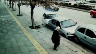 Makas atan trafik magandasının sebep olduğu kazada yaşlı kadın ezilmekten son anda kurtuldu