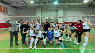 Malatya temsilcisi voleybolcular zirveyi bırakmıyor