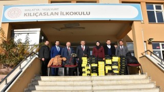 Malatya TSOdan öğrencilere bot ve mont yardımı