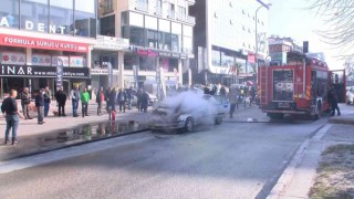 Maltepede kaputu açılmayan otomobil alevlere teslim oldu