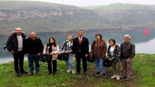 Maratonu izleyen köylü kızlar kürek takımı kuruyor