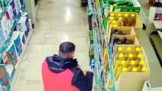 Markette hırsızlık güvenlik kamerasında