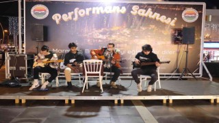 Marmaris 19 Mayıs Gençlik Meydanı cıvıl cıvıl