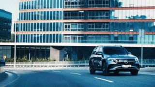 Mercedes-Benz, yeni elektrikli kompakt SUV modelini tanıttı