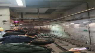 Metro arızalandı, vatandaşlar isyan etti