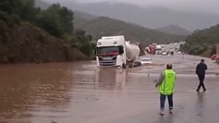 Milasta sağanak yağmur etkili oldu