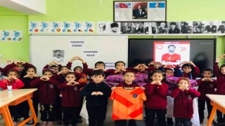 Milli futbolcu Mahmut Tekdemirden öğrencilere destek