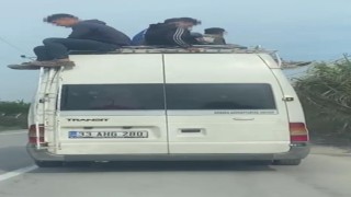 Minibüs tavanında tehlikeli yolculuk