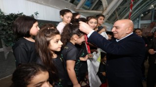 Minikler yüzerek yarıştı