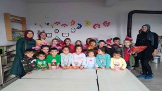 Miniklerden kırsaldaki arkadaşlarına kitap ve oyuncak