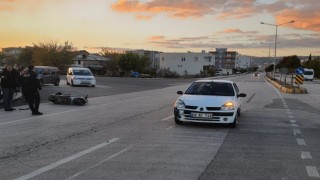 Motosiklet ile otomobil çarpıştı: 1 yaralı
