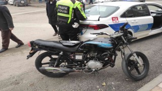 Motosiklet ile otomobil çarpıştı: 1 yaralı