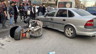 Motosiklet, otomobile çarptı: 1 yaralı