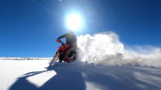 Motosiklet tutkunları karla kaplanan 3 bin rakımda ki Esencede adrenaline doydu