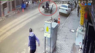 Motosiklet yaşlı adama çarptı, o anlar kameraya yansıdı