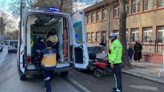 Motosikletli kurye, yaya geçidindeki çocuğa çarptı: 2 yaralı