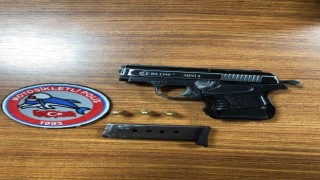 Motosikletli polis timleri ruhsatsız tabancalar ele geçirdi