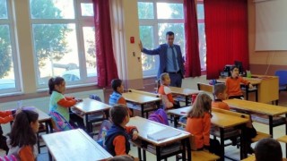 Müdür Yıldırak, okulların eksikliklerini yerinde tespit ediyor