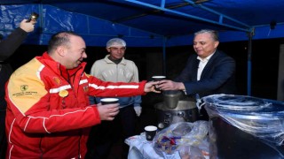 Muratpaşada her gün iki noktadan sıcak çorba