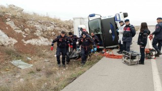 Nakliye kamyonu devrildi, 1 kişi hayatını kaybetti