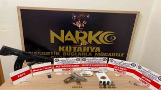Narkotik köpeği aracın torpido gözündeki uyuşturucuyu işte böyle buldu