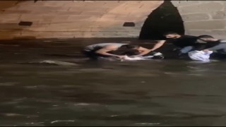 Nehirde sular çekildi, dev yayın balıklarını elleriyle yakaladılar