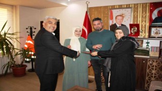 Nişan yüzüklerini Başkan Fatih Çalışkan taktı
