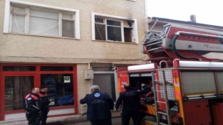 Ocakta unutulan yemek mutfağı yaktı