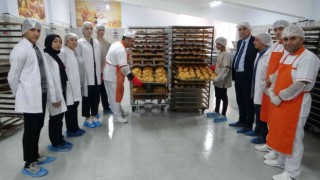Öğrenciler fırının başına geçti günlük 15 bin ekmek üretilecek