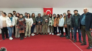 Öğrenciler, Türkiyenin ilk ve tek sokak tipi huzur evini ziyaret etti