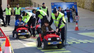 Öğrencilere akülü araçlar ile trafik eğitimi verildi