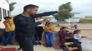 Öğrencilerin isteğini geri çevirmeyen okul müdürü sahneye çıkıp şarkı söyledi, görüntüler sosyal medyada büyük beğeni topladı