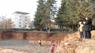 Öğrencisi olduğu ve öğretmenlik yaptığı okula cami yaptırıyor