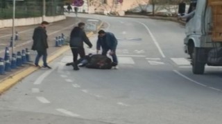Okul çıkışı yolun ortasında kavga ettiler