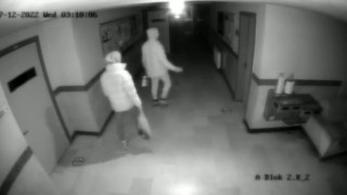 Okuldan bağış kutusunu çaldılar, bozuk paraları akaryakıt istasyonunda tümlettiler: O anlar kamerada