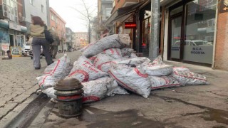 Onlarca kömür torbası kaldırımı işgal etti