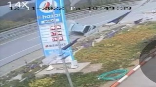 Önündeki araca çarpmamak için manevra yapan otomobil, yan yattı