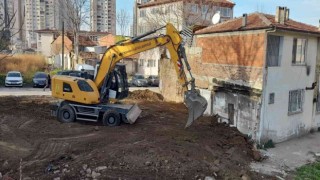 Osmangazide bir metruk yapı daha yıkıldı