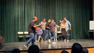 Osmaniyede Mahşer-i Cümbüş komedi tiyatro oyunu sahnelendi