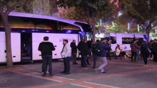 Otobüs dolusu insan telefon almak için rotayı Gürcistana çevirdi